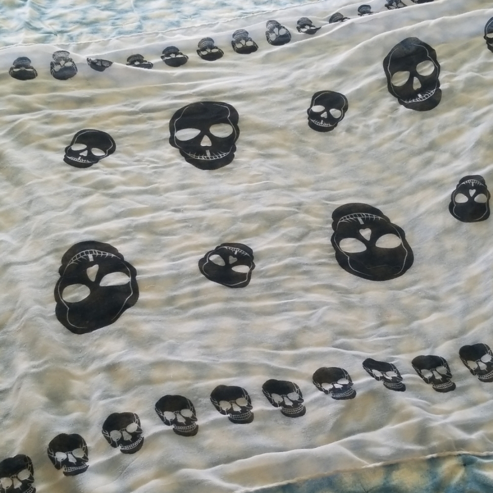 2 Skull scarfs